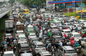 Транспортные средства бок о бок с черепашьей скоростью ползут по всем основным улицам, ведущим в аэропорт Таншоннят